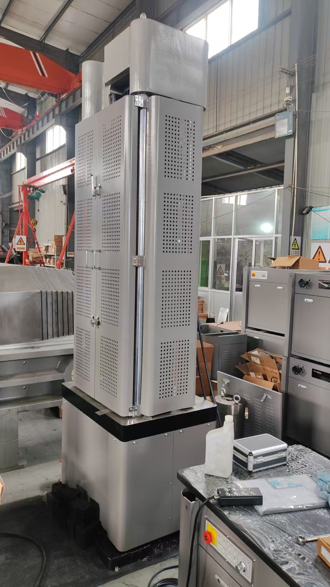 Гидравлическая универсальная испытательная машина с усилием 1200 кН революционизирует оценку характеристик болтов и гаек